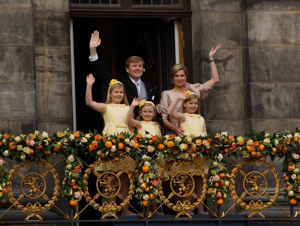 1024px-King_Willem-Alexander,_Queen_Maxima_and_their_daughters_2013